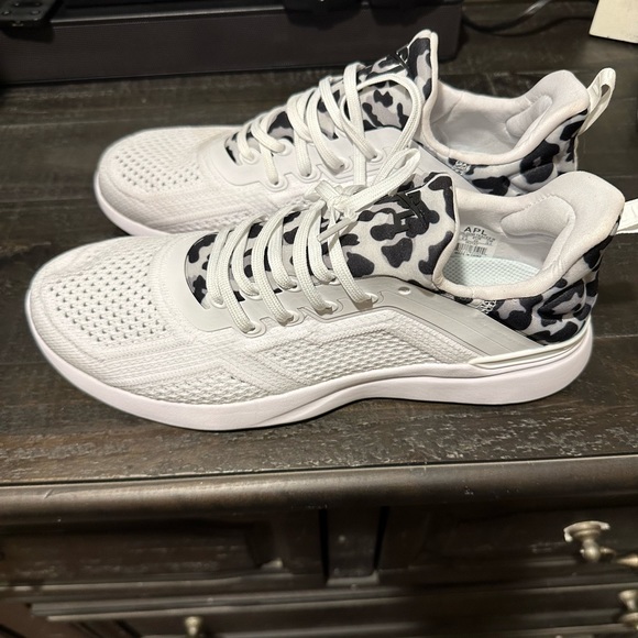 New APL tech loom tracer white leopard shoes - Picture 1 of 3
